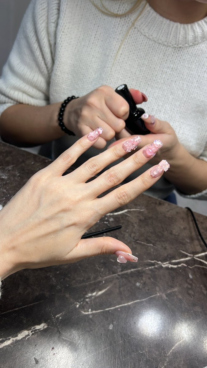 Canselayanoglu's tweet photo. Tırnaklarıma Charm taktırdım 💅🏻
Aşiret Paket+ Kız arkadaşım neden Altın,Çeyrek falan taktırmadın dedi 😂😂😂  Ben Aşkokuşko pandora kızıyım, O ise 5’i 1 yerde Gold Kürdish girl �� https://t.co/YKg08VWiH1