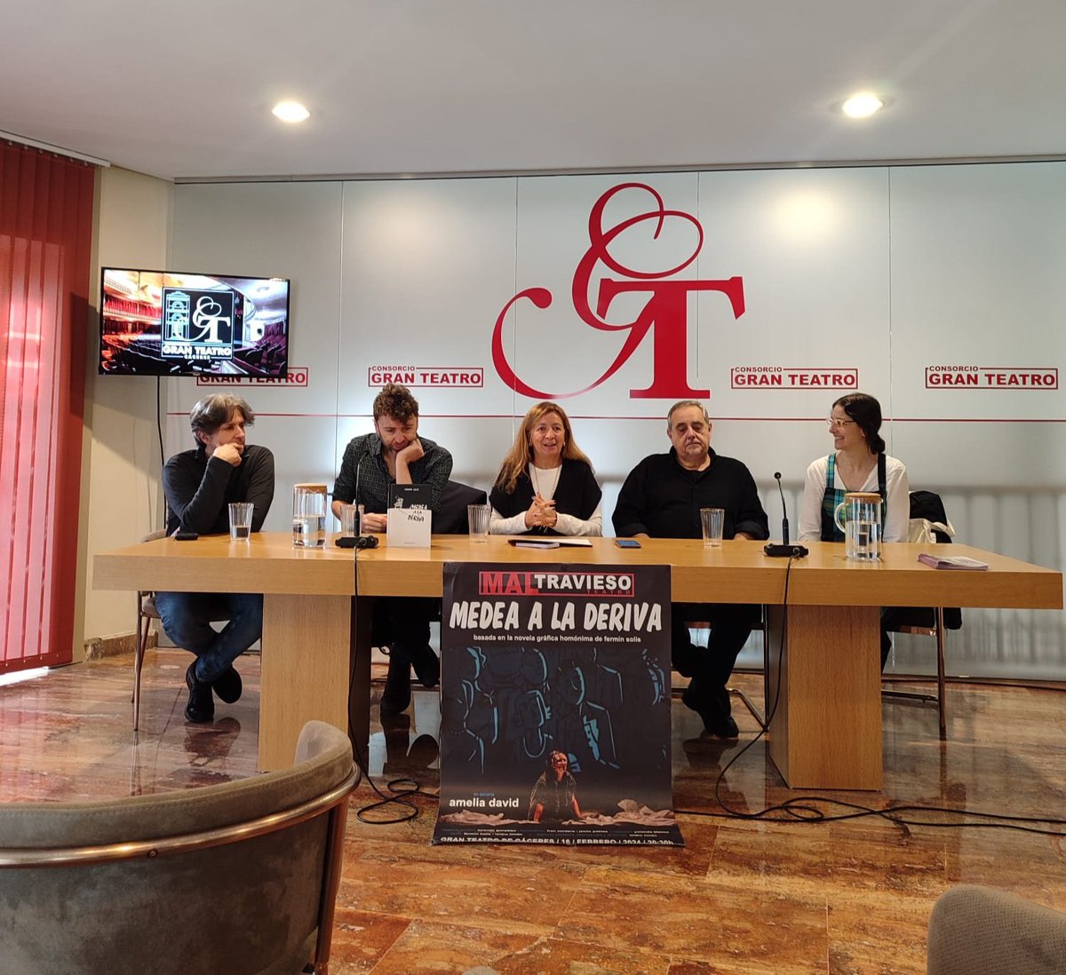 GranTeatro_Cc's tweet photo. Presentación de "MEDEA A LA DERIVA".
Asisten: Isidro Timón (Director y Dramaturgo), Amelia David (Actriz), Fermín Solís (Autor de la novela gráfica en el que está basado el espectáculo), Lorenzo González (Compositor de la música de escena) y Marisa Caldera (Directora Gran Teatro) https://t.co/eLH6llHEnz