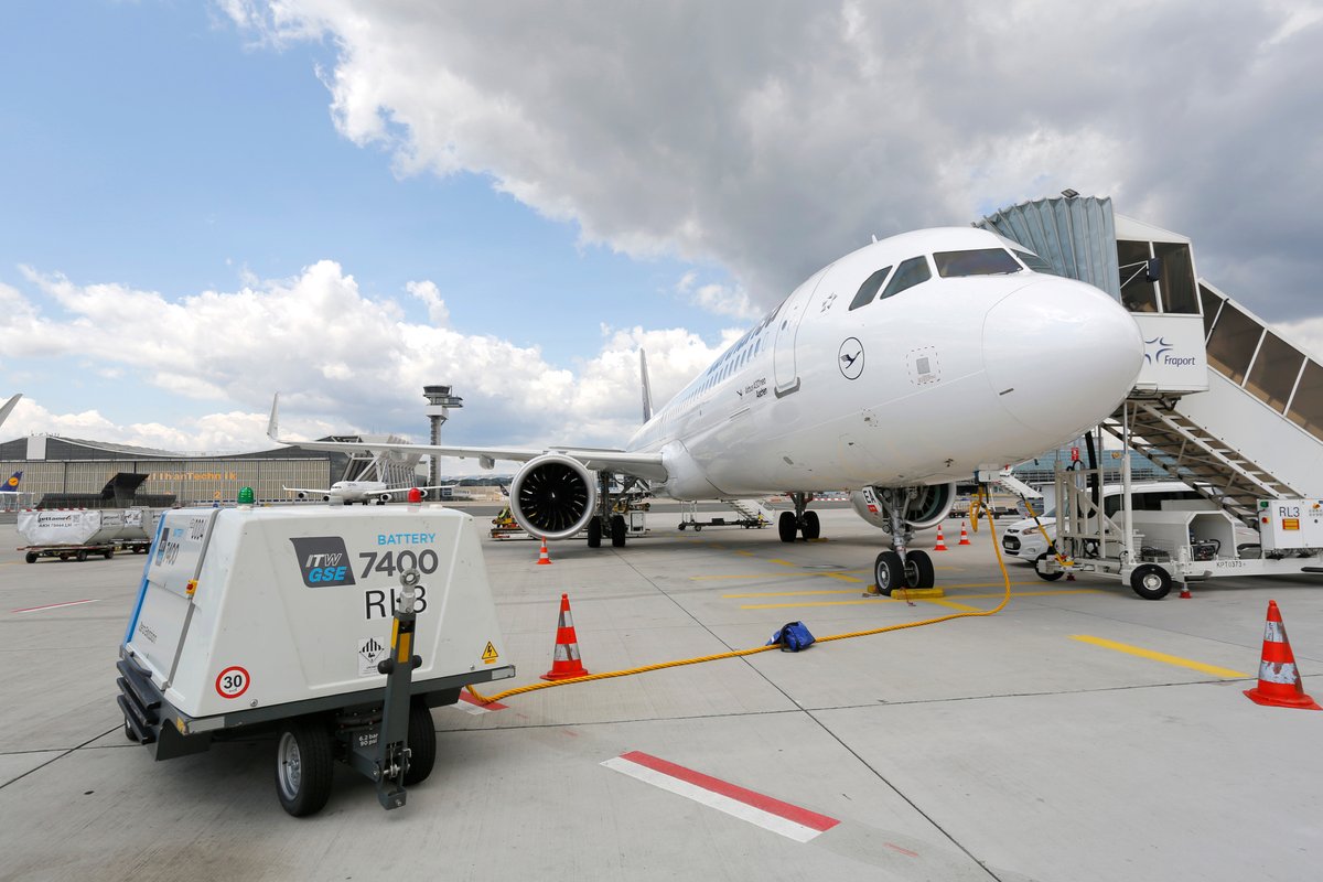 Frankfurt Airport modernizes ground power supply by equipping more aircraft parking positions with ground power connections. Mobile Ground Power Units to be exclusively electric in future. More at: fra.aero/ModernizationG… #GettingGreener #BMDV #NOW #BAV #BaF @news_nowgmbh @bmdv