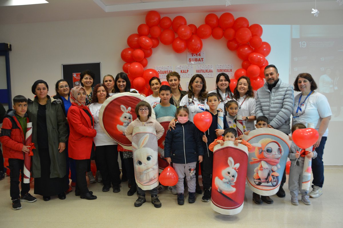 Hastanemizde 7-14 Şubat Doğumsal Kalp Hastalıkları Farkındalık Haftası Çocuk Sağlığı ve Hastalıkları Kliniğinde etkinliklerle kutlandı. Çocuklarımıza hediyeler getiren bağışçımız Saffet Girgin e ve emeği geçen herkese teşekkür ediyoruz.