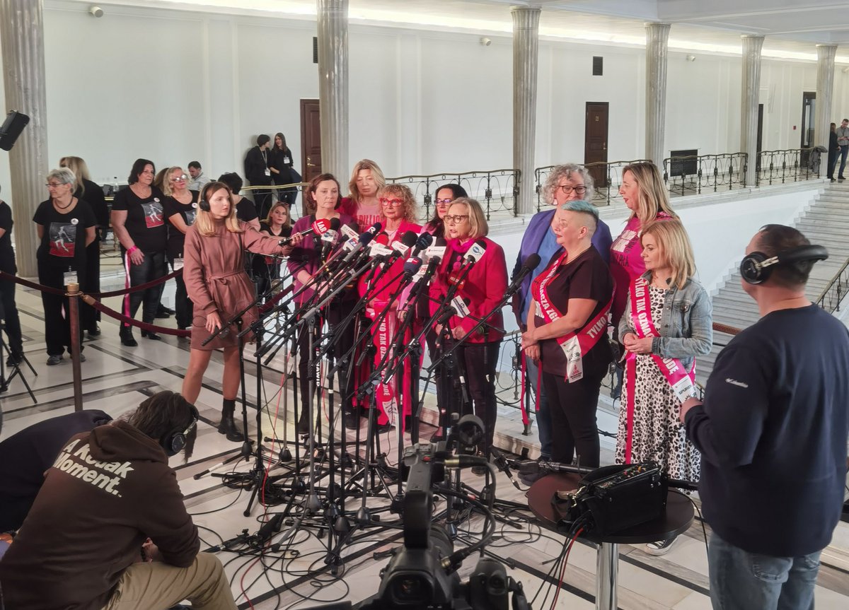 feminoteka's tweet photo. 💗 Posłanki i aktywistki razem przeciwko przemocy! Dziś posłanki składają w Sejmie ustawę o zmianie definicji przestępstwa zgwałcenia! #OBR #1billionrising #danceforfreedom https://t.co/UaNzrrYzaI