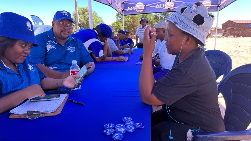 DA_NCape's tweet photo. 🚨The Election presents you with a chance to kick out the ANC and usher in a DA-led government in the NC.

🧢Dr Isak Fritz, Premier Candidate, joined a registration drive in #Mapoteng to help secure last minute voter registrations.

Get help registering: https://t.co/fNxdpDDGLO https://t.co/WjnORn38oC