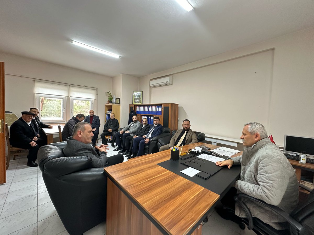 MHPpendik_'s tweet photo. Genel Başkanımız Sayın Devlet Bahçeli’nin Talimatları ile “CUMHUR BİZİM, TÜRKİYE HEPİMİZİN”, Temalı çalışmalarımız doğrultusunda;  İl Başkan Yardımcımız Sn. Muharrem KIR, İl Yöneticimiz Sn. Metehan YURTBAŞI, İlçe Yöneticilerimiz, Bölge Başkanımız ve Mahalle Başkanlarımız Fatih Mahallesi Muhtarı Sn. İsmail YEŞİLYURT'u ziyaret ettiler.  

Muhtarımıza misafirperverlikleri için teşekkür ediyoruz. 

@sertel_selim
@YasarKaba17
@hakanaslan1968
@_MHPistanbul_
@MHP_Bilgi

#sanadeğerpendik #milliyetçihareketpartisi #mhppendik #pendikmhp #mhpistanbul #Türkgün #CumhurBizimTürkiyeHepimizin #PendikBizimTürkiyeHepimizin