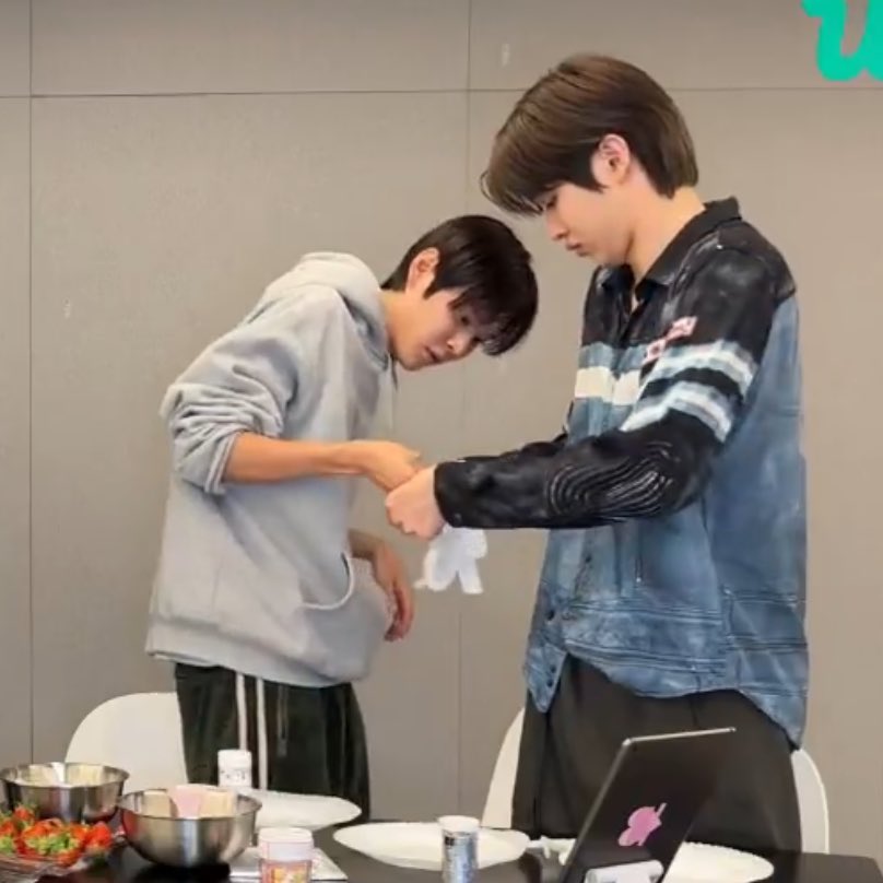 은석이가 성찬이를 장갑들고 빤히 바라보니까 아무말도 안하고 익숙하듯이 껴주는거 ㅈㄴ웃김ㅋㅋㅋㅋㅋㅋㅋㅋㅋㅋㅋㅋㅋㅋㅋㅋㅋㅋㅋㅋㅋㅋㅋㅋㅋ