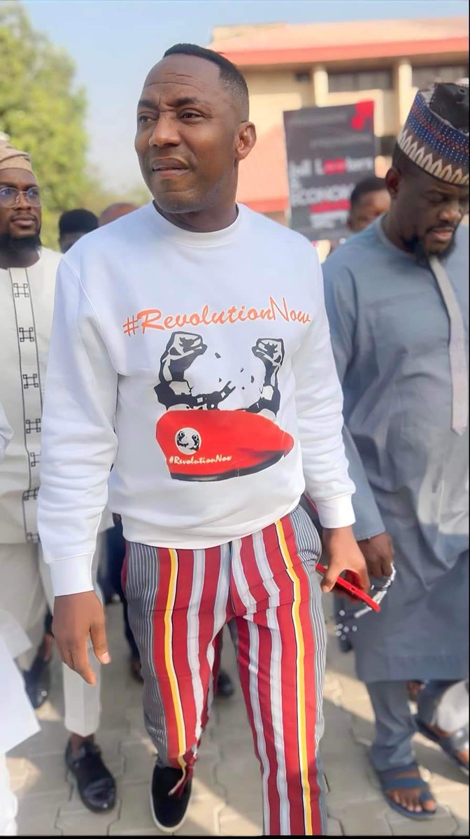 FATHERL74222424's tweet photo. FEBRUARY 14TH 2024, SOWORE VS Fg ; The Judges weren't prepared and didn't deemed it fit to inform  @sowore through  Email,  'that they aren't Ready to do the #ShamTrial Today!
#Trend #ValentinesDay #judiciaryontrial #Anotherchallenge #Fgstopwasteage Remember the no Existing case has been dismissed before,  @officialABAT and @OfficialAPCNg criminal organisation starts fresh trial without evidence .. #injusticetooneisinjusticetoall!
Thank you fellow Comrades and Revolutionaries who joined in SOLIDARITY of #FreeSoworeNow today in Abuja ✊🏾