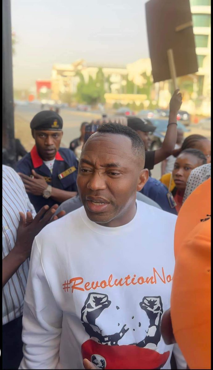 FATHERL74222424's tweet photo. FEBRUARY 14TH 2024, SOWORE VS Fg ; The Judges weren't prepared and didn't deemed it fit to inform  @sowore through  Email,  'that they aren't Ready to do the #ShamTrial Today!
#Trend #ValentinesDay #judiciaryontrial #Anotherchallenge #Fgstopwasteage Remember the no Existing case has been dismissed before,  @officialABAT and @OfficialAPCNg criminal organisation starts fresh trial without evidence .. #injusticetooneisinjusticetoall!
Thank you fellow Comrades and Revolutionaries who joined in SOLIDARITY of #FreeSoworeNow today in Abuja ✊🏾