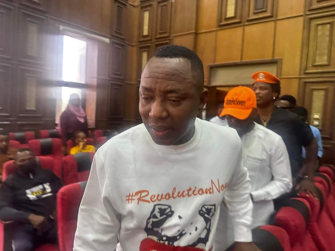 FATHERL74222424's tweet photo. FEBRUARY 14TH 2024, SOWORE VS Fg ; The Judges weren't prepared and didn't deemed it fit to inform  @sowore through  Email,  'that they aren't Ready to do the #ShamTrial Today!
#Trend #ValentinesDay #judiciaryontrial #Anotherchallenge #Fgstopwasteage Remember the no Existing case has been dismissed before,  @officialABAT and @OfficialAPCNg criminal organisation starts fresh trial without evidence .. #injusticetooneisinjusticetoall!
Thank you fellow Comrades and Revolutionaries who joined in SOLIDARITY of #FreeSoworeNow today in Abuja ✊🏾
