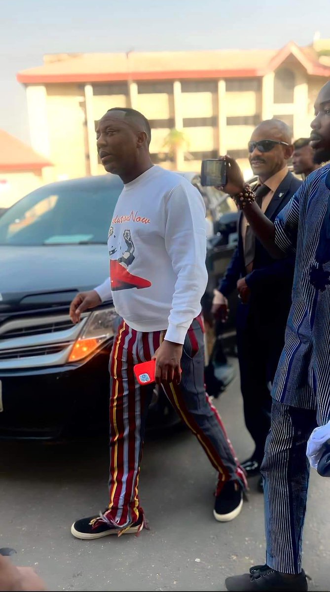 FATHERL74222424's tweet photo. FEBRUARY 14TH 2024, SOWORE VS Fg ; The Judges weren't prepared and didn't deemed it fit to inform  @sowore through  Email,  'that they aren't Ready to do the #ShamTrial Today!
#Trend #ValentinesDay #judiciaryontrial #Anotherchallenge #Fgstopwasteage Remember the no Existing case has been dismissed before,  @officialABAT and @OfficialAPCNg criminal organisation starts fresh trial without evidence .. #injusticetooneisinjusticetoall!
Thank you fellow Comrades and Revolutionaries who joined in SOLIDARITY of #FreeSoworeNow today in Abuja ✊🏾