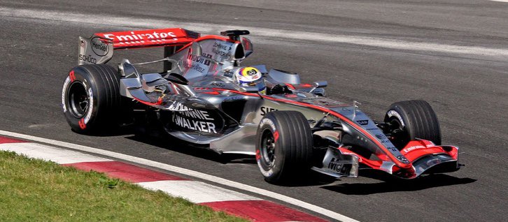 EC_TV_'s tweet photo. @AMGDenz And the side pods and nose have gone all 2006 macca https://t.co/rf2bAOM1Wd