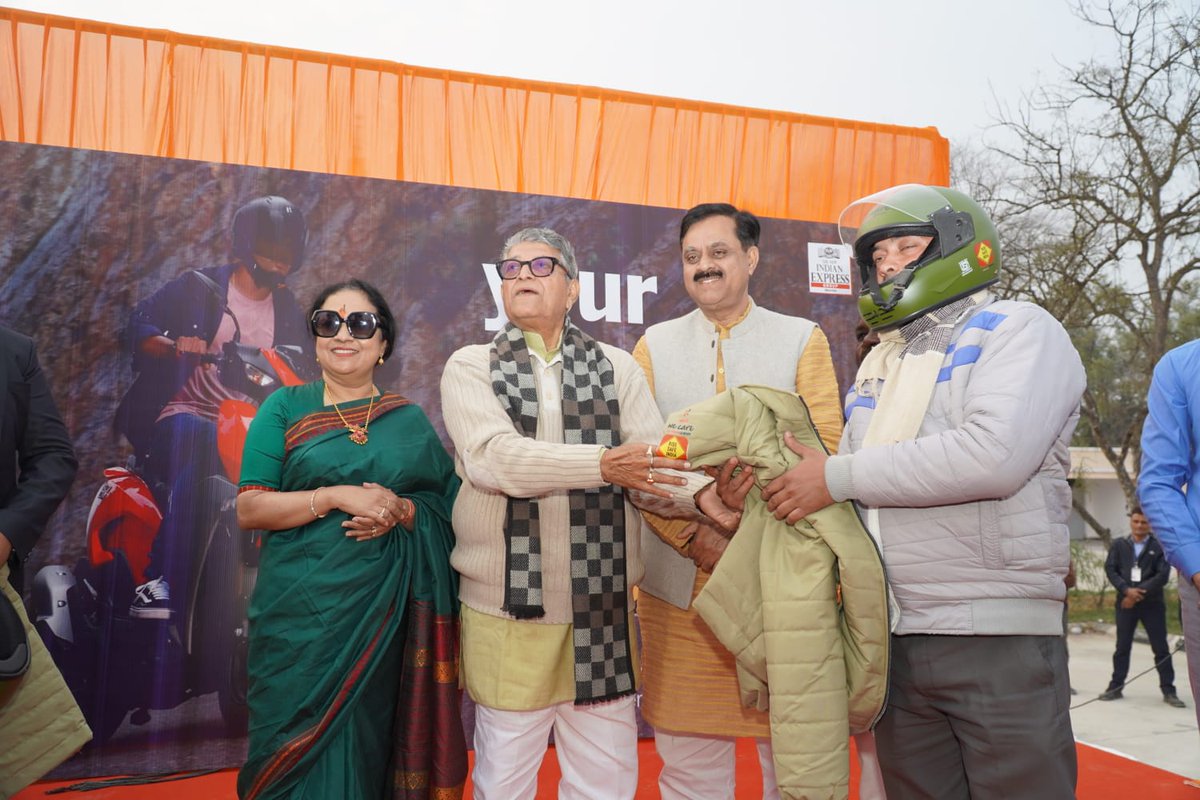 #SurukshitAatmanirbharBharat: Ride Safe India initiative in #Ayodhya, Mr. Ved Prakash Gupta, MLA & Mr. Atul Singh along with Ms. Lakshmi Menon CEO of @NewIndianXpress distributing helmets & Jackets to the beneficiaries @PrabhuChawla @LeenaJhalani @HeroMotoCorp @xpresstn