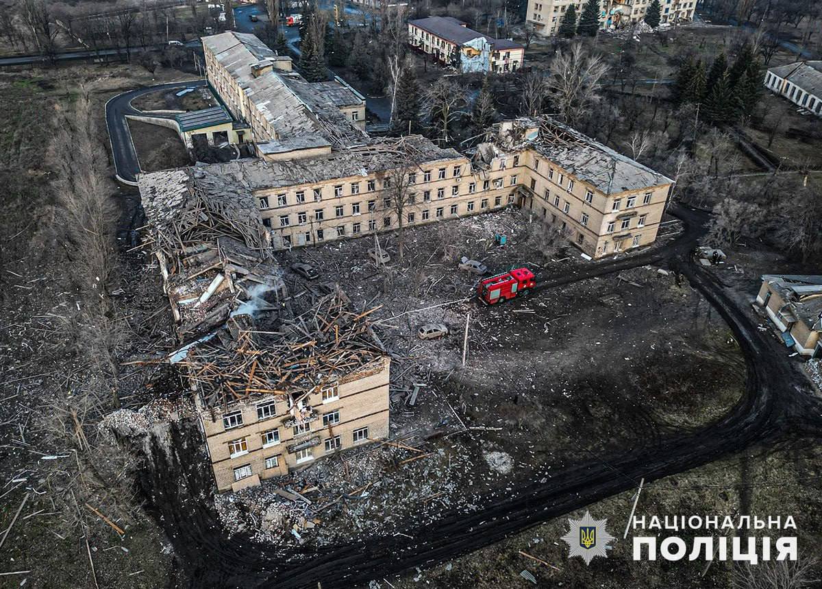 ⚡️ Police: Russian attack on Selydove killed 3 people with a direct hit to a hospital in Selydove.

The victims – 8-year-old boy, his mother and a pregnant 38-year-old woman were all patients of the hospital.

12 more people were injured, including a six-month-old baby and three