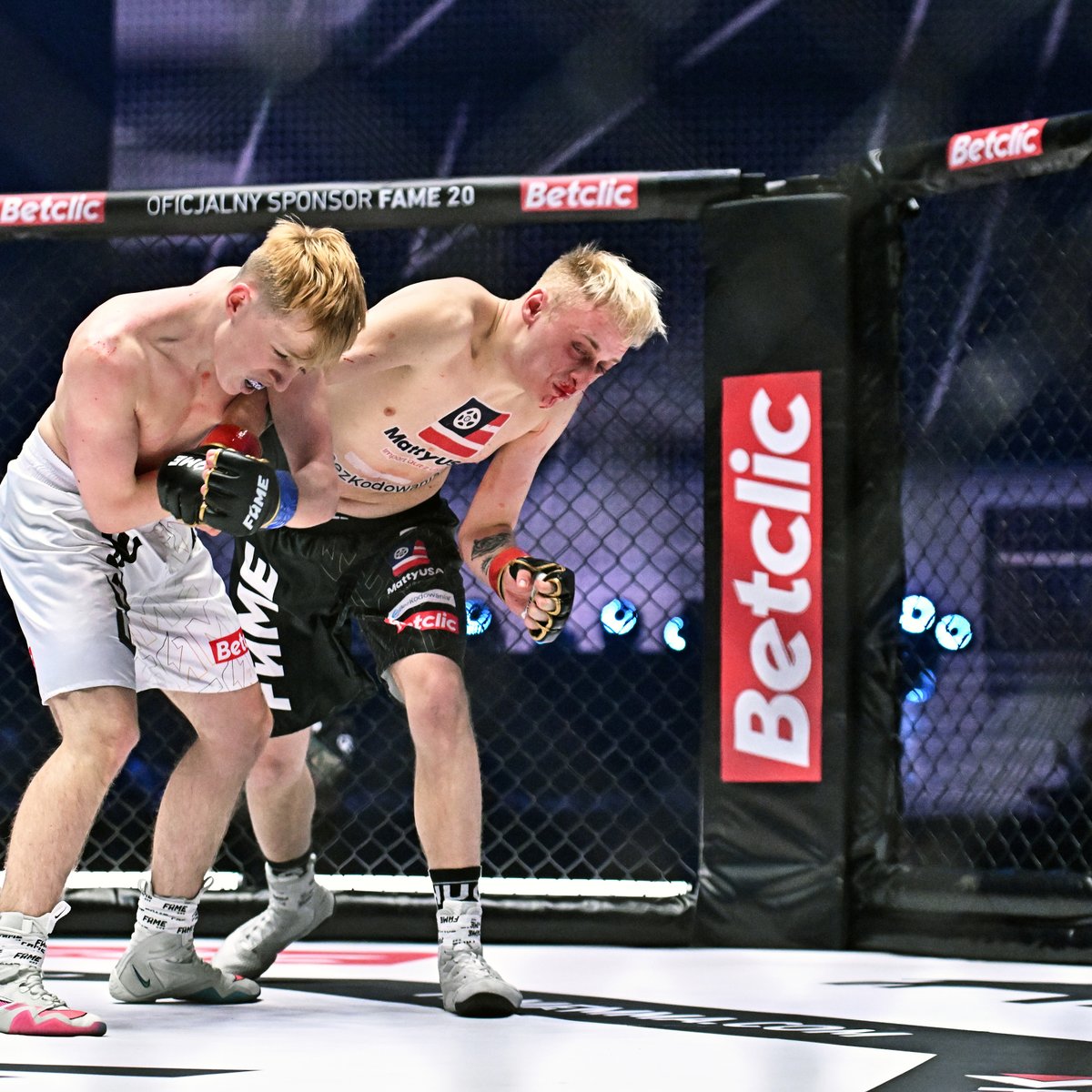 BetclicPolska's tweet photo. 🔔LAST CALL🔔
Wronek 🆚 Olejnik na prowadzeniu! Team Bungee idzie mocno. Czy ktoś wyprzedzi ich na ostatniej prostej?
Ostatnie godziny głosowania na Betclic Walkę Wieczoru ⌛️ #famemma20
Zagłosuj tutaj 👉https://t.co/n3bmzK8KhN https://t.co/Cjll0yIEks