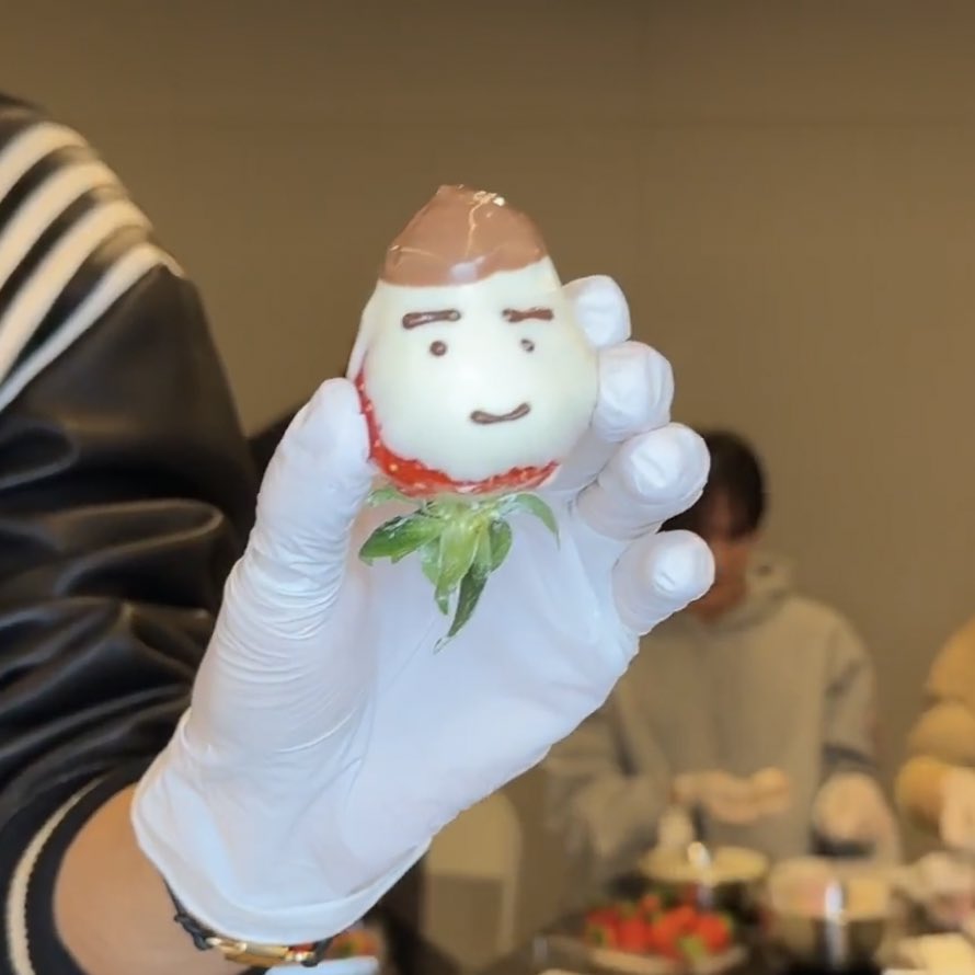 원빈이가 만든 딸기초코
ㅈㄴ 바보같이 생겻음