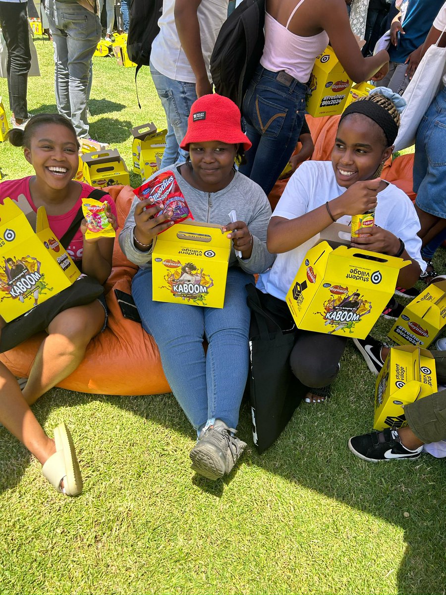studentvillage's tweet photo. It’s not too late for you to pull up with your squad to grab your #FreshersBox and enjoy the goodies from your fav brands. Sign up now: https://t.co/cnVYzaX3ZY https://t.co/RNby3EMxuF