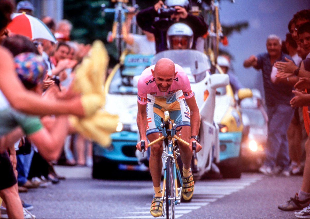 'Si è tolto la bandana'. Continuiamo a vedere Marco pedalare sulle nostre strade, le strade del Giro. In ogni impresa, in ogni corridore che prova un attacco da lontano. In ogni campione con le braccia alzate al traguardo. #GirodItalia #MarcoPantani