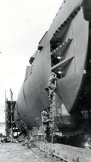 @KingNeptune767 @DavidAyerMovies @Saturnax1 @AncientSubHunt @CovertShores @underseaNavy @USNHistory @NavalInstitute @chinfo @ViceCHINFO @COMSUBLANT @PacificSubs I love this photo of the bow of the Type XXI submarine (my favorite type) and the soldier. You can clearly see the difference in size between the man and the submarine.