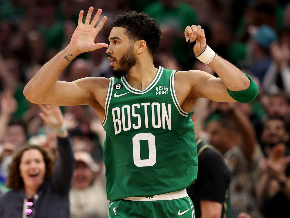 NBAdabad's tweet photo. "Jayson Tatum some nos playoffs."

Essa é uma frase repetida em praticamente qualquer publicação sobre o Jayson Tatum no Brasil. Mas até que ponto isso é verdade?

Vamos conferir os números brutos dele em cada temporada regular e playoffs, desde o começo da carreira:

• 2017-18 (regular): 13.9 PTS, 5.0 REB, 1.6 AST
• 2017-18 (playoffs): 18.5 PTS, 4.4 REB, 2.7 AST

• 2018-19 (regular): 15.7 PTS, 6.0 REB, 2.1 AST
• 2018-19 (playoffs): 15.2 PTS, 6.7 REB, 1.9 AST

• 2019-20 (regular): 23.4 PTS, 7.0 REB, 3.0 AST
• 2019-20 (playoffs): 25.7 PTS, 10.0 REB, 5.0 AST

• 2020-21 (regular): 26.4 PTS, 7.4 REB, 4.3 AST
• 2020-21 (playoffs): 30.6 PTS, 5.8 REB, 4.6 AST

• 2021-22 (regular): 26.9 PTS, 8.0 REB, 4.4 AST
• 2021-22 (playoffs): 25.6 PTS, 6.7 REB, 6.2 AST

• 2022-23 (regular): 30.1 PTS, 8.8 REB, 4.6 AST
• 2022-23 (playoffs): 27.2 PTS, 10.5 REB, 5.3 AST

Uma coisa que já chama a atenção logo de cara é que Jayson Tatum disputou os playoffs em todas as temporadas da carreira.

4 dessas 6 participações resultaram em, pelo menos, final de conferência. Em uma dessas 4, o Boston Celtics chegou às finais da NBA.

Os números mostram que a pontuação de Jayson Tatum caiu em 3 playoffs: 2019 (-0,5 pontos), 2022 (-0,7 pontos) e 2023 (-2,9 pontos).

Em outras 3 ocasiões, ela aumentou: 2018 (+4,6 pontos), 2020 (+2,3 pontos) e 2021 (+4,2 pontos).

Nas 3 ocasiões em que a pontuação diminuiu, entretanto, ele teve melhoria em algum dos outros atributos:

- 2019: +0,7 rebotes
- 2022: +1,8 assistências
- 2023: +1,7 rebotes e +0,7 assistências

Ele tem um retrospecto de 5 vitórias e 2 derrotas em Jogos 7, e também a maior pontuação na história de um Jogo 7, com 51 pontos.

A narrativa de "pipoqueiro" é uma que eu vejo em peso no Brasil, mas não enxergo nas comunidades de outros lugares nas redes sociais (tanto aqui como em outras plataformas).

Talvez a derrota para o Golden State Warriors em 2022 tenha pesado, já que a torcida no Brasil é enorme. Pode ter surgido a ideia de que, por não ter saído vitorioso aos 24 anos contra a maior dinastia da geração, ele não era capaz de ser campeão.

Na temporada seguinte, por conta da derrota nas finais, notei que o Jayson Tatum se tornou um alvo mais "fácil" da comunidade no Brasil. As partidas abaixo da média repercutiam e eram compartilhadas em peso, mas as partidas bem acima da média passavam, em sua maioria, desapercebidas.

Jayson Tatum completa 26 anos no mês que vem. É a partir dessa idade (e até os 28 anos) que a maioria dos grandes jogadores ganham seu primeiro título.

Será que ele vai seguir a tendência?