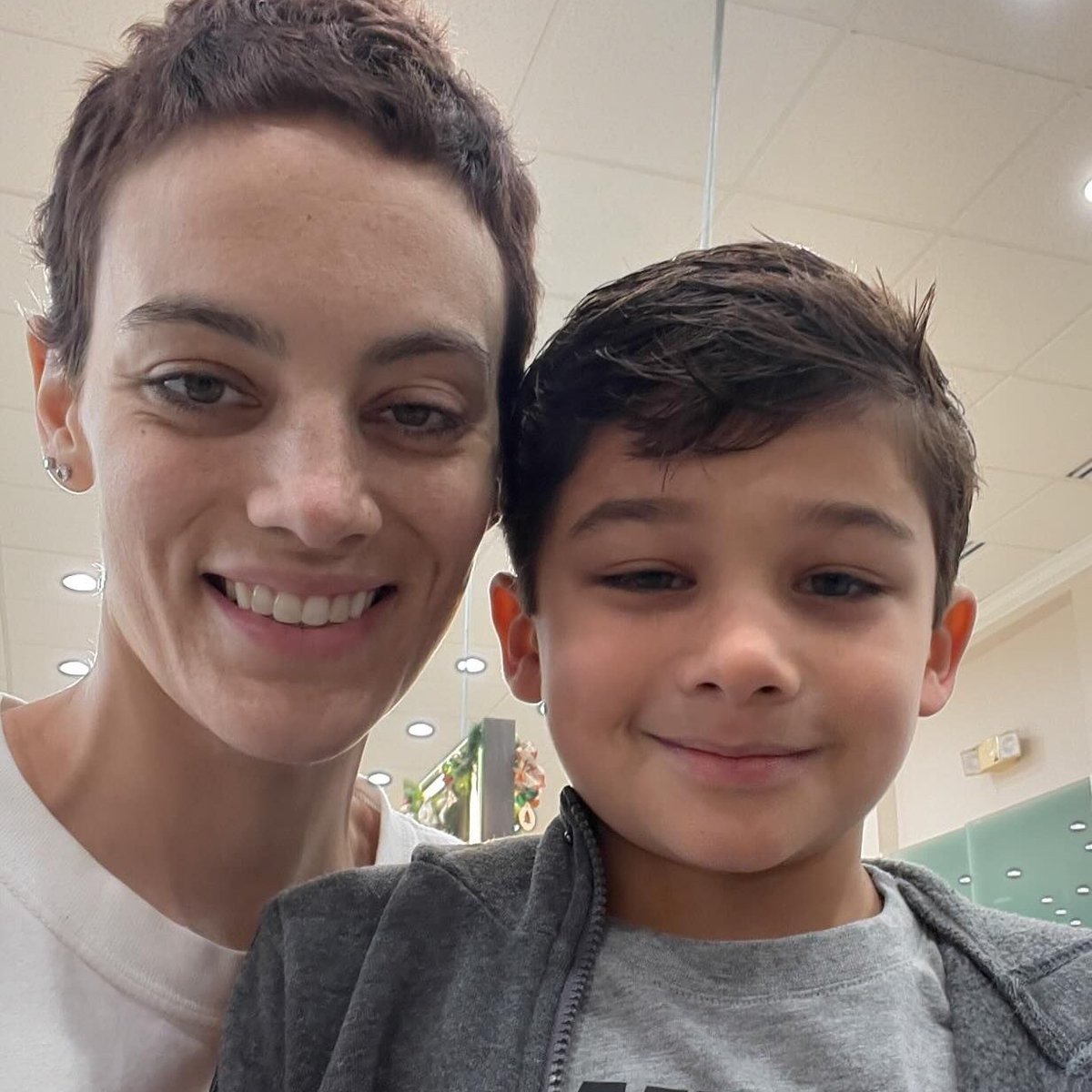 AcervoCharts's tweet image. Cantora com câncer terminal lançou música para garantir o futuro financeiro de seu filho de 7 anos com os royalties.

A música viralizou e está crescendo nas paradas da Billboard.