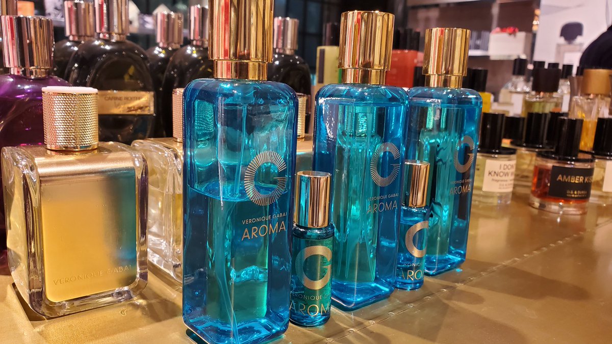 justelamode's tweet photo. Aroma Body 
by 
Véronique Gabai 
#VeroniqueGabai #parfum #madeinfrance #printempshaussmann #parisfrance #natural #essentialoil #suninbottle https://t.co/DhQzEeNOBF