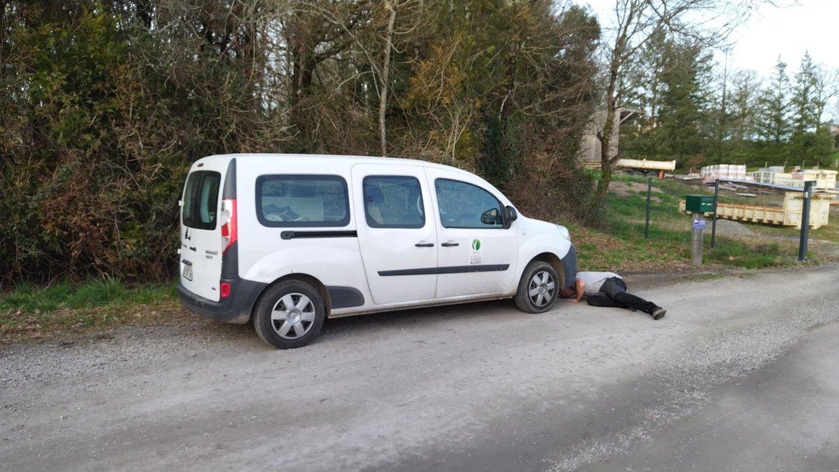 Clap de fin pour l'année 8 #RMQS pour la Kangoo de l'équipe #sols. En attente de remorquage... <a href="/InfoEtSols/">Info&Sols INRAE Orléans</a> on est resté optimistes jusqu'au bout...