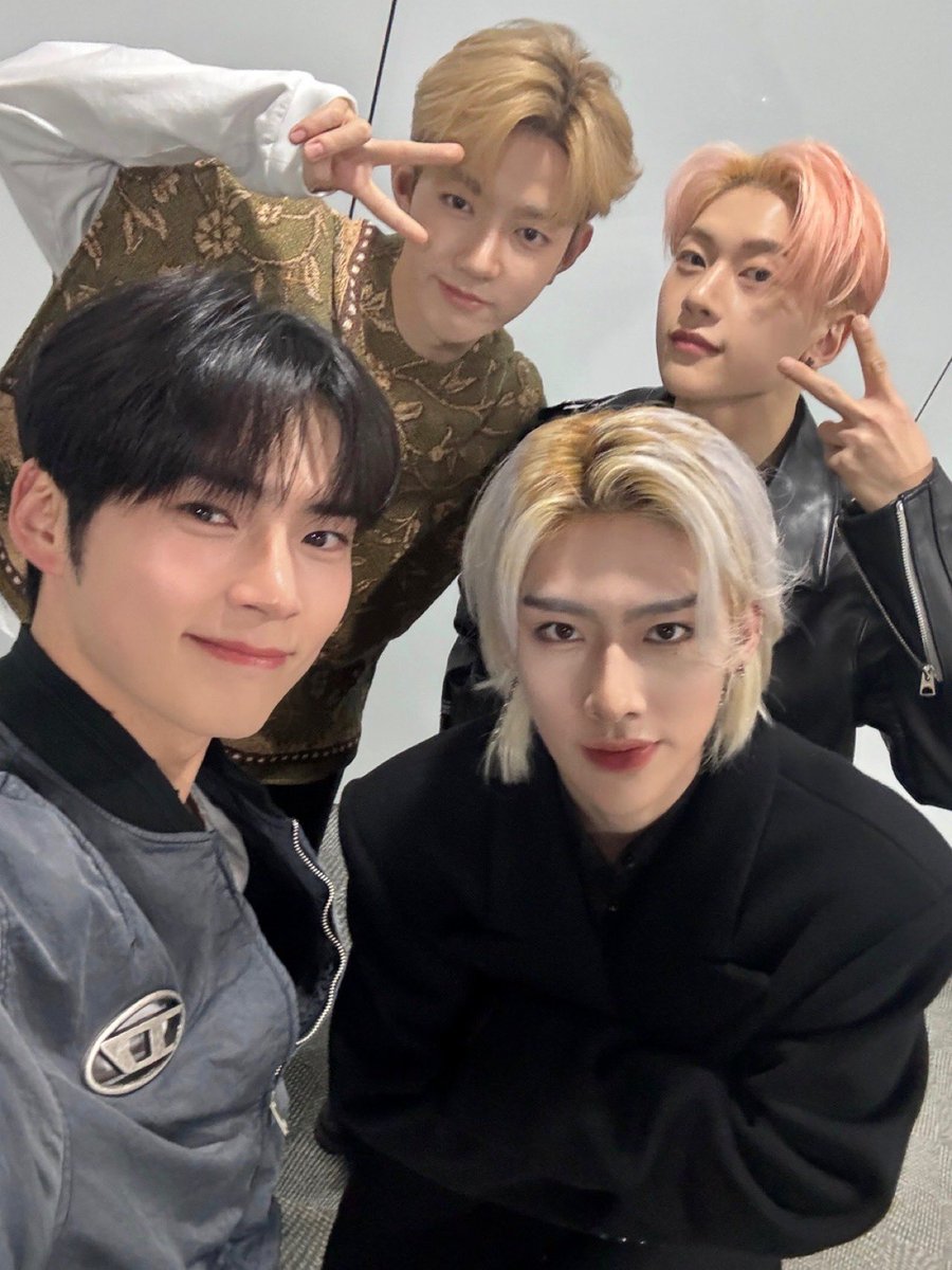 _𝗭𝗘𝗥𝗢𝗙𝗢𝗖𝗨𝗦

초콜릿 보다 더 달달한🍫
ZEROBASEONE의 목소리는 
더 달달하다 못해 ZEROSE를 녹여버린🫠

달콤한 하루로 기억되길 바라요 ZEROSE .•♡

𝘎𝑜𝑜𝑑 𝘕𝑖𝑔𝘩𝑡 𝘡𝘌𝘙𝘖𝘚𝘌🌹

#ZEROBASEONE #ZB1
#제로베이스원