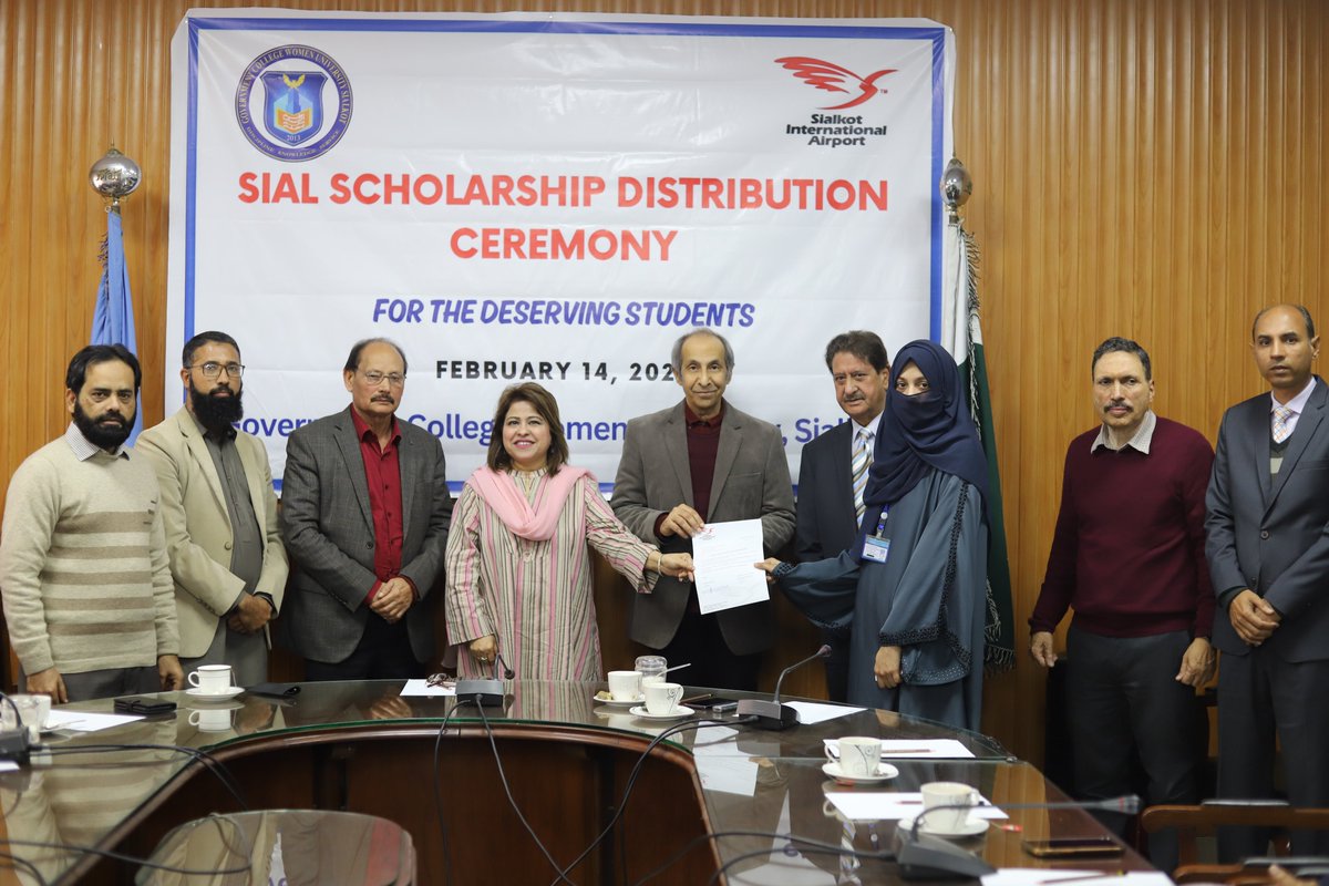 ORIC_GCWUS's tweet photo. #SIAL Sialkot Intl Airport Ltd. visited @gcwus_official and distributed cheques among the deserving students. Chairman SIAL, Mr. Sohail Saeed Barlas said, he and his team will continue supporting the deserving students of the only public sector #womenuniversity of the region. https://t.co/peSuCMvyXl