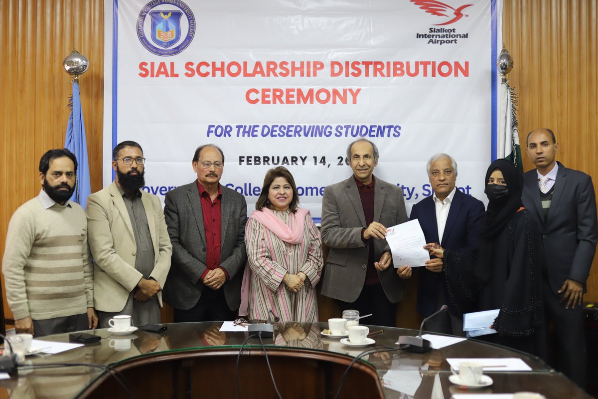 ORIC_GCWUS's tweet photo. #SIAL Sialkot Intl Airport Ltd. visited @gcwus_official and distributed cheques among the deserving students. Chairman SIAL, Mr. Sohail Saeed Barlas said, he and his team will continue supporting the deserving students of the only public sector #womenuniversity of the region. https://t.co/peSuCMvyXl