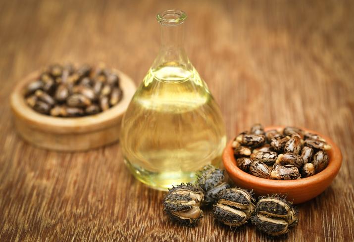 karimanesr's tweet photo. El aceite de ricino orgánico es un aceite vegetal que se obtiene de las semillas de la planta de ricino.
Tiene propiedades antiinflamatorias, antimicrobianas e hidratantes que podrían beneficiar a la piel afectada por la dermatitis y la psoriasis. Algunas personas lo usan como… https://t.co/5es5Y9vD5u