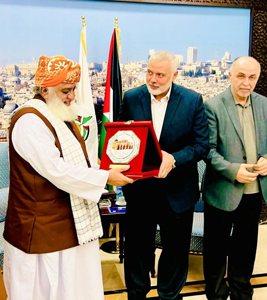 جمعیت علمائے اسلام کو ایوان سے اسلئے دور رکھا جارہا ہے کہ وہ افغانستان اور پاکستان کے پختونوں کو ایک کرنے کی بات کرتاہے،
 ان سے تجارت و آمن و امان کے مسائل کی حل پر بات کرتےہیں، 

حماس کے رہنماء سے ملکر فلسطین کے بے گناہ بچوں ، بوڑھوں اور عورتوں کی بات کرتاہے💔

#ایوان_نہیں_میدان