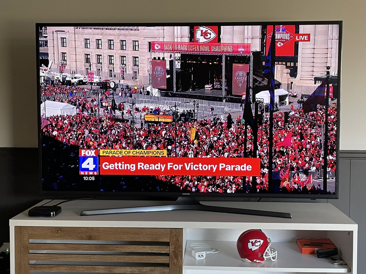 leothelibra8's tweet photo. #KansasCityChiefs #Superbowlparade #ChiefsKingdom #paradeofchampions #fox4news #sarniaontario #canada https://t.co/64oMARXLX2