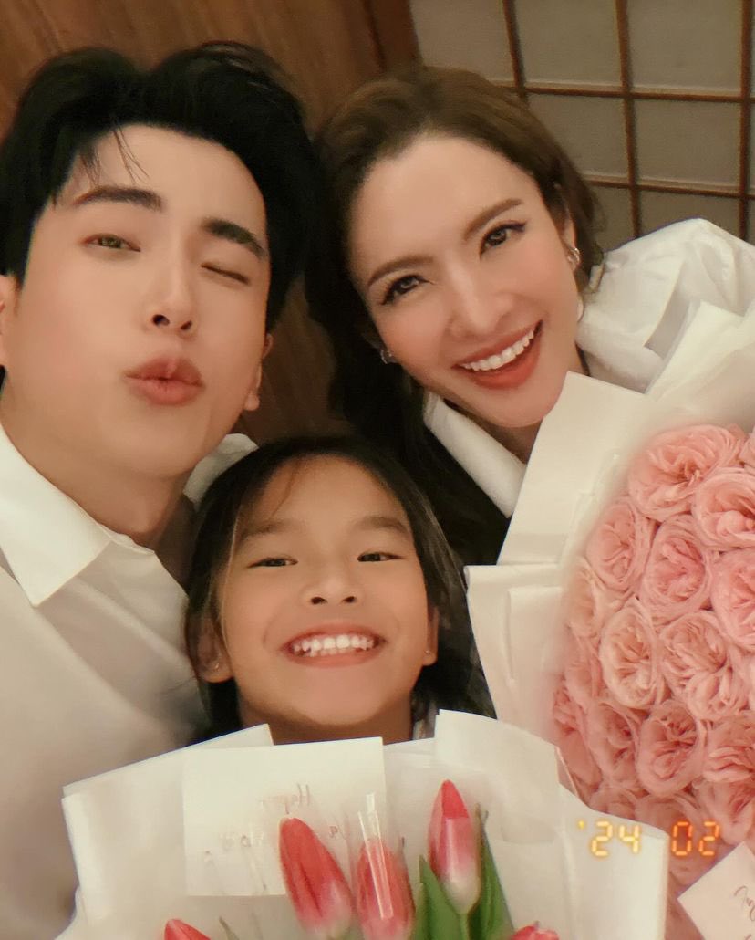 นนกุลคืออย่าเรียกว่าทำถึง ให้เรียกว่าทำเกิน วาเลนไทน์จะไปกันสองคนก็ได้แต่ก็พาน้องปีไปด้วย แล้วยังมีดอกไม้ให้น้องปีอีก ㅠㅠ