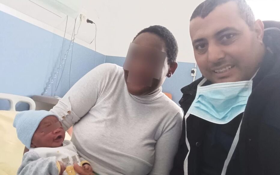 AlertesInfos's tweet photo. 🤱🇫🇷 Rabah, un ancien pompier algérien, a aidé une femme de 34 ans qui avait perdu les eaux en pleine rue à Aulnay-sous-Bois à accoucher. La jeune maman a ensuite donné le prénom Rabah à son enfant. (Le Parisien) https://t.co/2FDY7jBinG