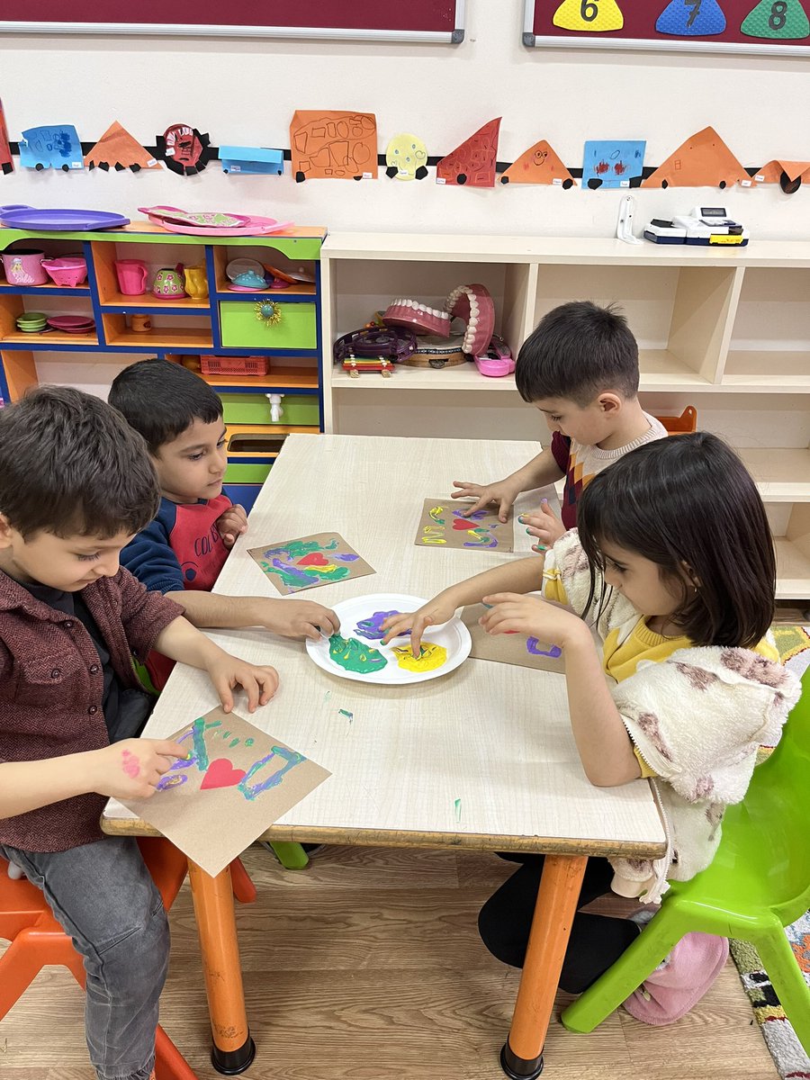 Hamravatanaokul's tweet photo. Hamravat anaokulu çocuklarına bugün “sevgi senin için nedir?” Sorusunu sorduk ve çok keyifli cevaplar aldık🙏 sevgi kartlarımızı yaparak sevgi gününü kutladık❤️ 

#14şubatsevgigünü 

@yenisehirmem16 https://t.co/STDtjZowKF