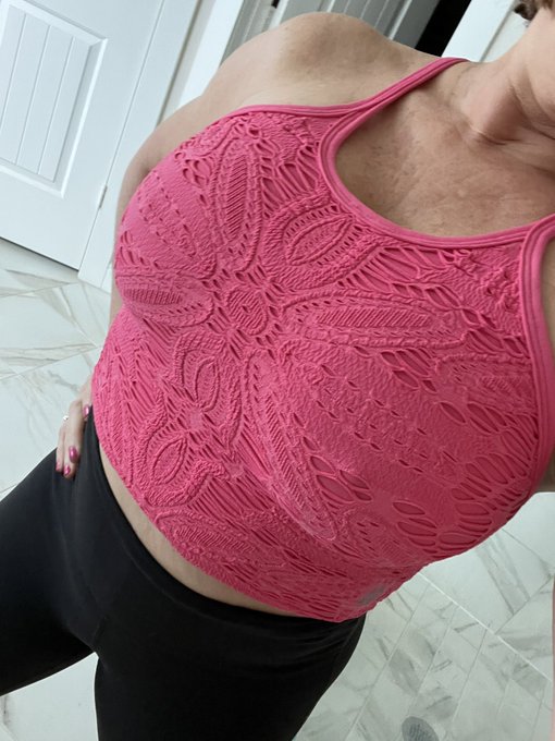 Happy Valentines Day lovers 🌹💋❤️ https://t.co/ISj07bI2hk<a href="/tag/tittytuesday"class="tags"><span>#tittytuesday</span></a><a href="/tag/cleavage"class="tags"><span>#cleavage</span></a>