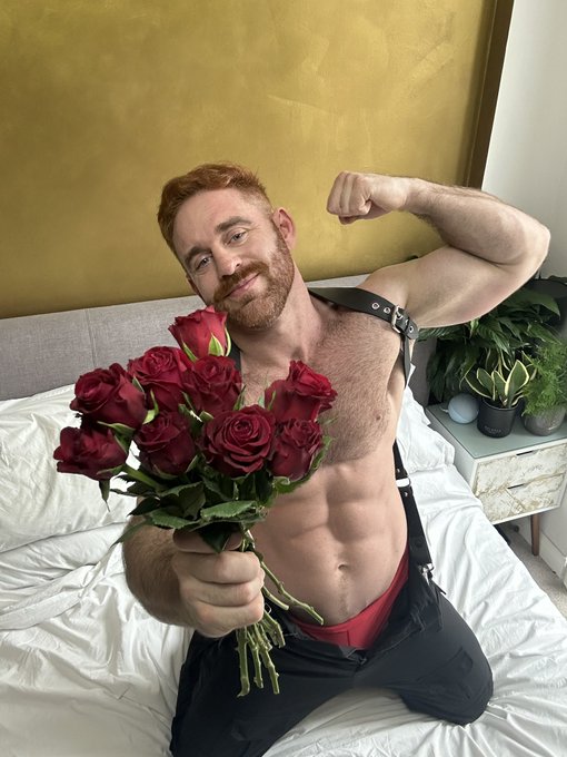 Happy Valentines Day! 😘😜🥵  Come spend it now with me. We can chat and more gorgeous!   ❤️😘 https://t