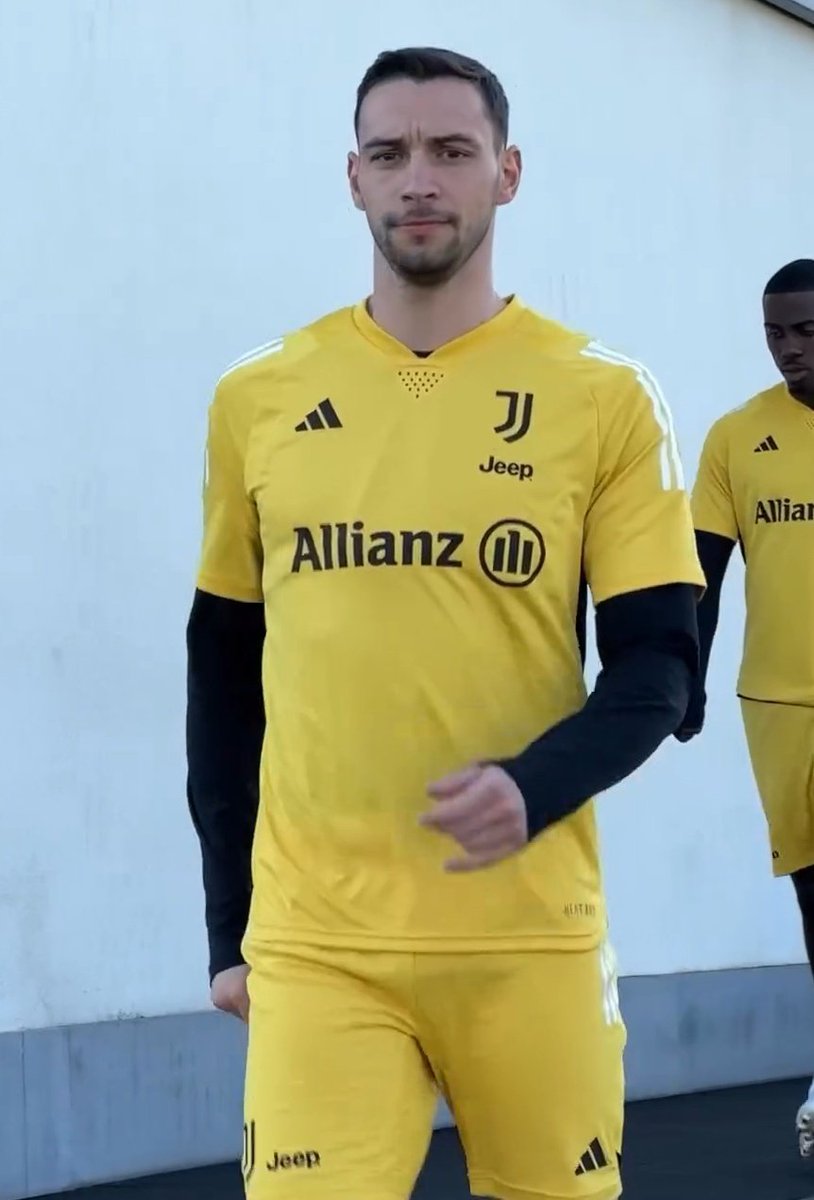 mirkonicolino's tweet photo. #DeSciglio pronto al rientro: oggi ha svolto quasi tutto l'allenamento col gruppo #Juventus https://t.co/WFU6seMfnU