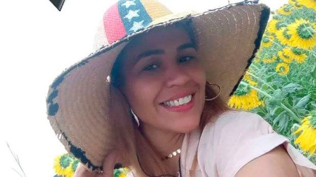 InforTvenezuela's tweet photo. Glaysi Luisa Zapata Torres de 42 años de edad, fue asesinada por su vecino Perkis José Escalona Colmenares, quien la invitó a su casa para hablar sobre un problema de filtración en el Paseo El Limón, Maracay, estado Aragua.
Horas después, la familia comenzó a buscarla al no regresar a casa. 
Tras ingresar a la casa del vecino, encontraron a la mujer con signos de violencia en sus manos. Funcionarios del Cicpc acudieron al lugar, levantaron el cadáver y recolectaron evidencias para iniciar la investigación y capturar al presunto responsable que se encuentra en fuga.
La víctima era una reconocida docente.

# El Aragueño