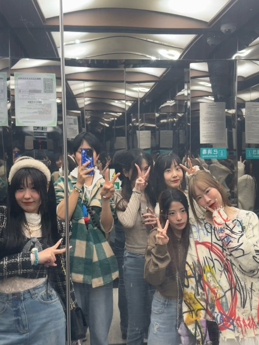 y80020756's tweet photo. I am very happy to spend this Valentine's Day with the princesses.@sunnyday_1227 @MonamonaRONBAO @Fyyy0512 @masakiyanbaby @kimmmmychoi @MILuve0604 @YajingGu 

This Valentine's Day is happy because of you.@JakeB4rever 💙

🌻-#BuildJakapan-🍬
🦋- #Beyourluve -🍒 https://t.co/OVdP7TFatZ
