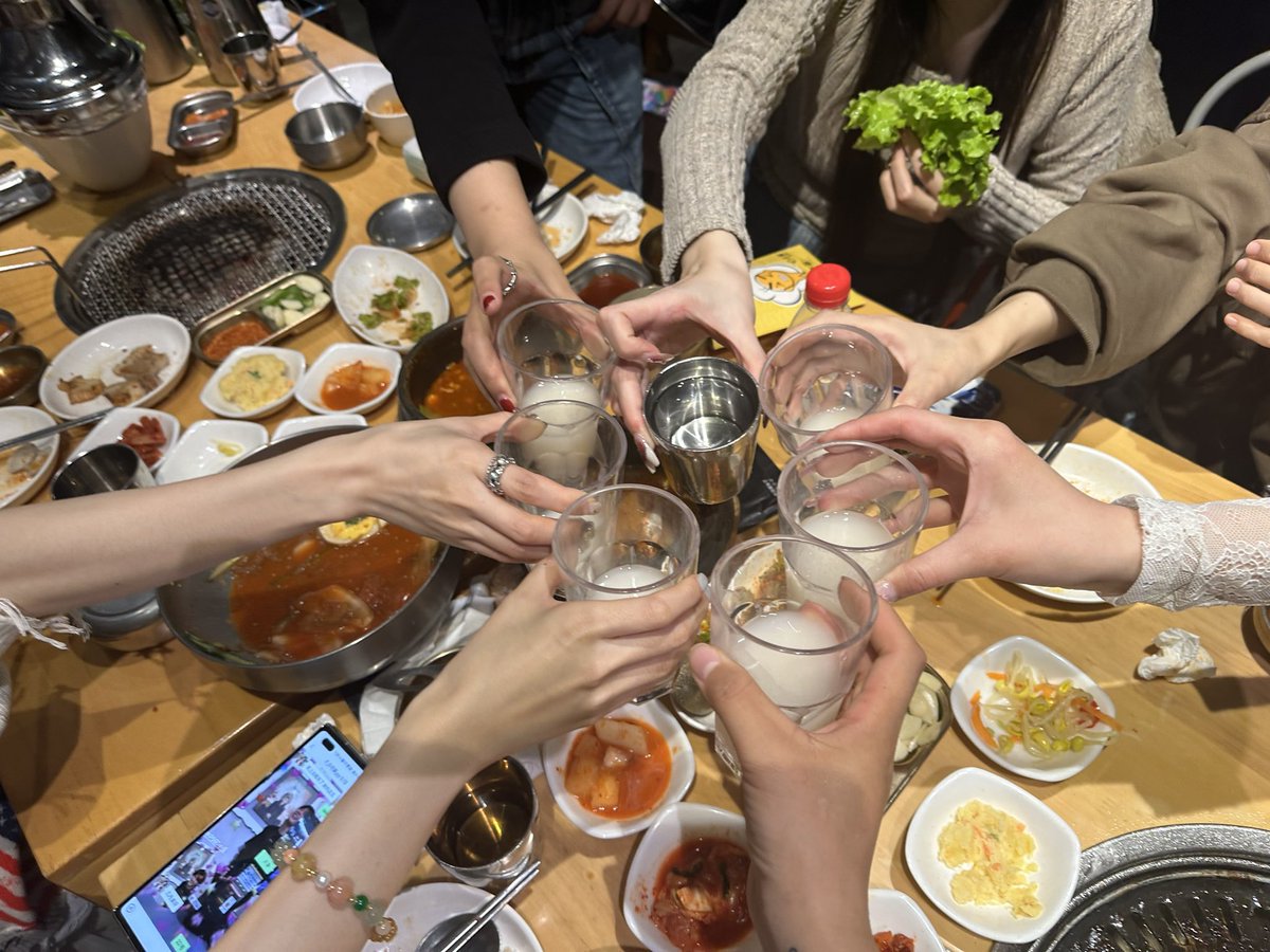 y80020756's tweet photo. I am very happy to spend this Valentine's Day with the princesses.@sunnyday_1227 @MonamonaRONBAO @Fyyy0512 @masakiyanbaby @kimmmmychoi @MILuve0604 @YajingGu 

This Valentine's Day is happy because of you.@JakeB4rever 💙

🌻-#BuildJakapan-🍬
🦋- #Beyourluve -🍒 https://t.co/OVdP7TFatZ