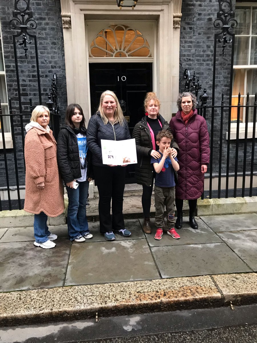 ReuniteDivFamil's tweet photo. We together with @Praxis_Projects and @MigrantVoiceUK just brought to Downing Street the voices of the over 250k people who think that love knowns no borders and families should be together. 

We hope that @RishiSunak will listen to our demands for a humane migration system https://t.co/Vgp7de26sF