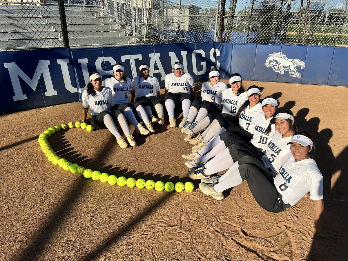 NataliaSoftball's tweet photo. Happy Valentine’s Day from your Lady Mustang Softball Team! #WeOverMe #TTP https://t.co/q24IsL7tpc