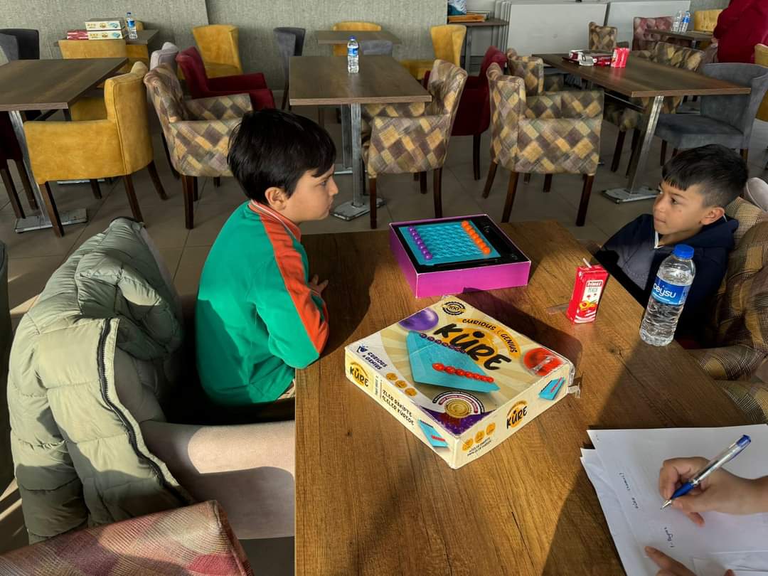 İlçemiz genelinde İlkokullar ve Ortaokullar kategorilerinde zeka oyunları turnuvası düzenlendi. Oyunlarda 6 öğrencimiz ilçe birincisi olarak il geneli yapılacak turnuvada ilçemizi temsil edecekler. Hepsini ayrı ayrı tebrik ederiz.