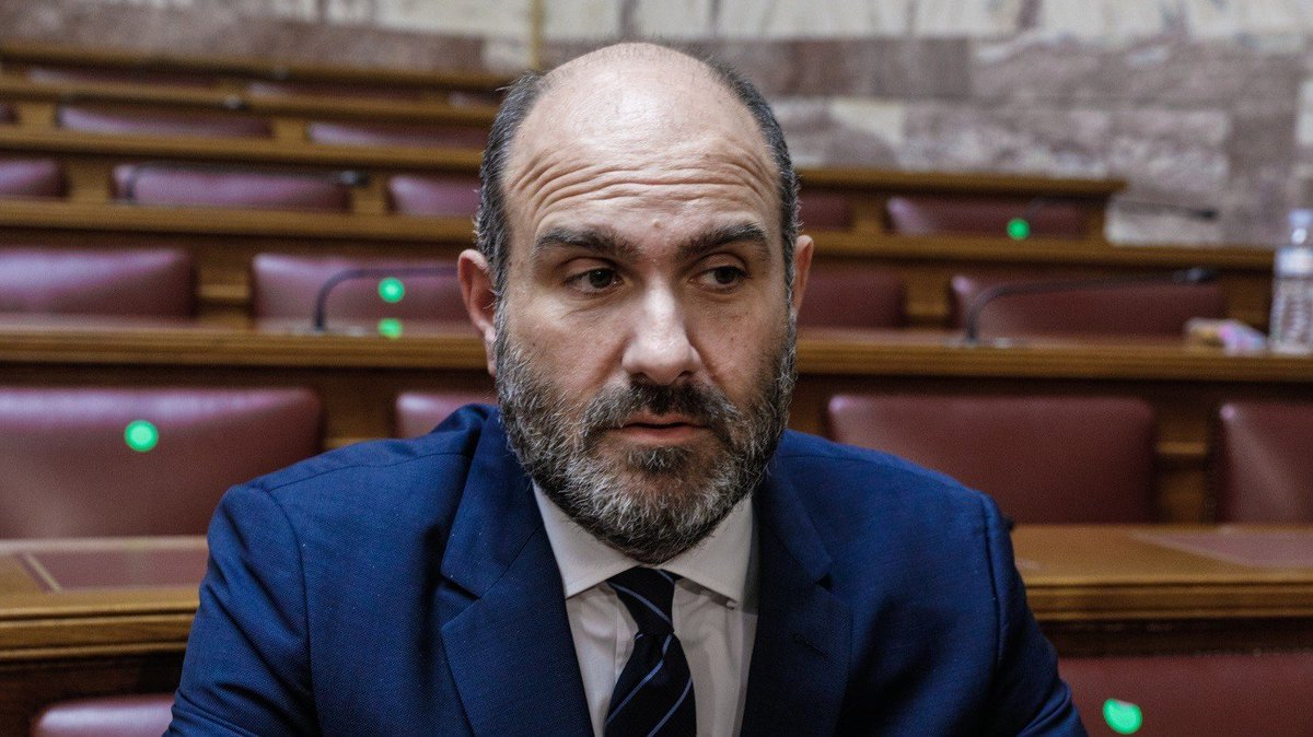 sotpap1997's tweet photo. Συγνώμη ο συγκεκριμένος Βουλευτής απειλεί εργαζόμενους επειδή δεν έβαλαν καλούς βαθμούς στο παιδί του και η ΝΔ τον έχει ακόμη αντί να τον διαγράψει; https://t.co/n5ORpVGqJF