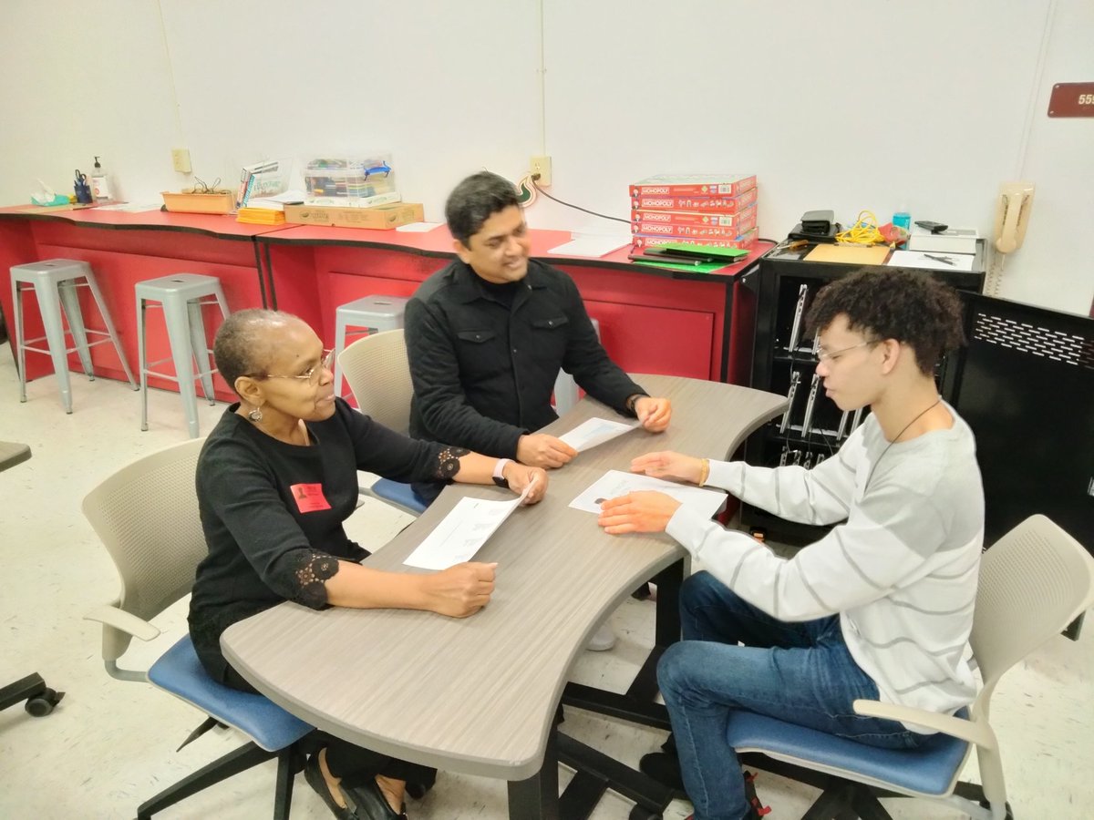 InstituteofBus5's tweet photo. @ABrandoneagles NAF Academy of IT participating in mock job interviews with @Verizon managers. @HCPSCTAE @NAFCareerAcads @hcpsnaf @VanAyresHCPS @BHSKleinTime https://t.co/yJCfh6xkMg