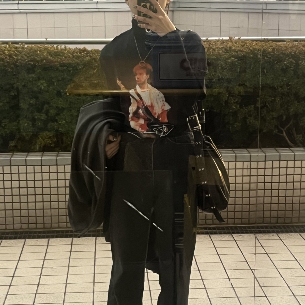 floresels_'s tweet photo. ライブにはメイ先生とロジャーさんがいるし、フレディーも登場するけど、ジョンさんは出てこないから代わりに私がジョンさんを連れてきたよ(違う)
これは4年前に描いてそれ以来着ていなかったかわちいジョンさんです
そういえば大阪公演もジョンTで行ったよ
may the john be with y’allです https://t.co/5Ae0CESeyL