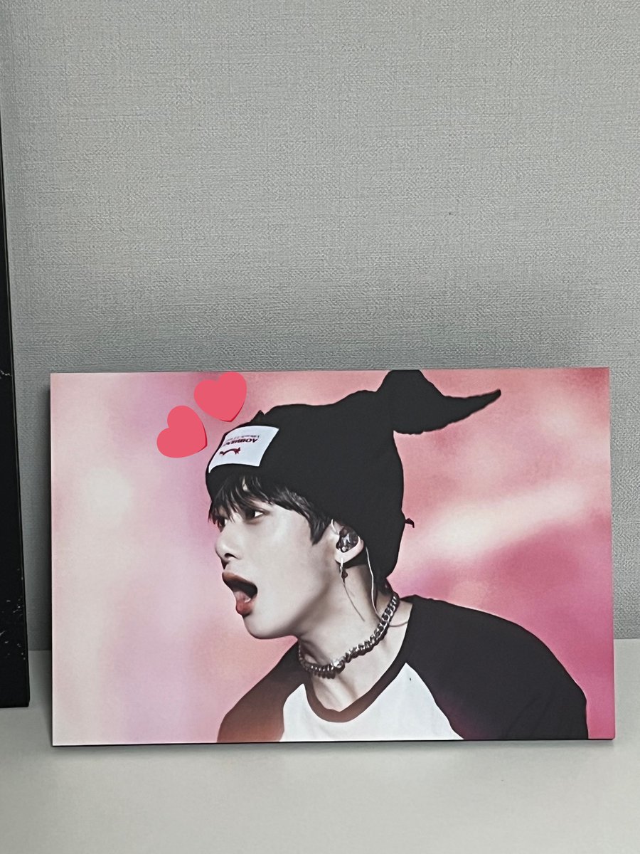 최애랑 생일이 같은달에 있으면 생일선물을 액자로 받아요🫠 사진 넘무 이뻐 죽겠어용ㅠㅠ❤