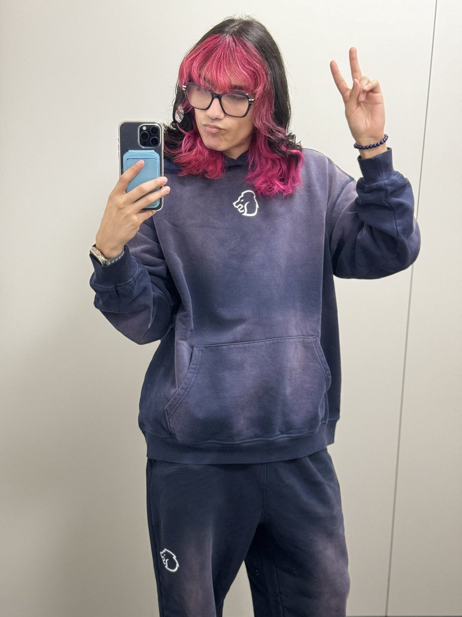 SGxPanda's tweet photo. OMG I LOVEEEE. THIS FITS SO NICE AND IM SO COMFY. The drip goes so hard and love the color pattern @LiftingStandard https://t.co/xXSDuVNtDt