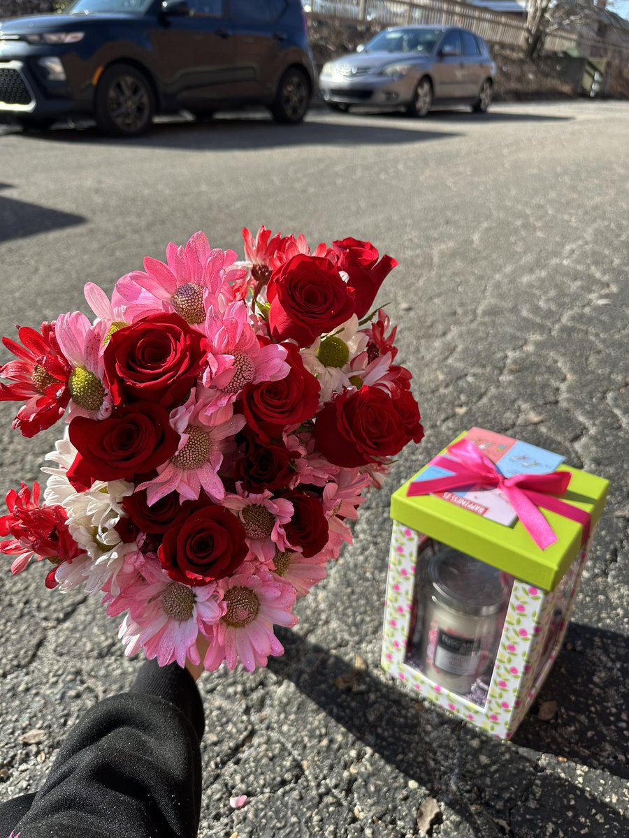 breahna___'s tweet photo. My BF locked up and still made a way 🥰💕 https://t.co/sBmAjqbQMi