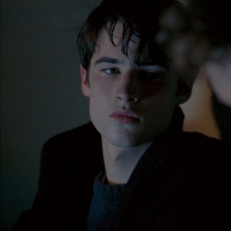 Daily early 2000s Tom Sturridge characters tweet media