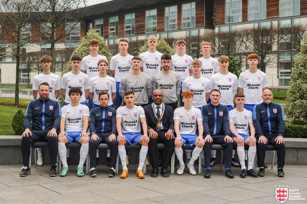 England Schoolboys 23/24 🏴󠁧󠁢󠁥󠁮󠁧󠁿 ⠀ We are delighted to share this season's official squad photo of our England U18 Schoolboys, ahead of the SAFIB Centenary Shield ⚽ 📸 @353photo #schoolsfootball 🔴🔵⚪